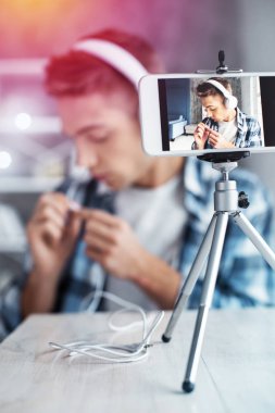 Kulaklık ve fotoğraf standı kullanarak genç ünlü blogger yapımı video