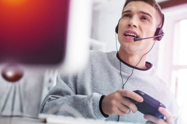 Şaşırtıcı video oyunları oynarken duygu yakışıklı modern öğrenci yakın çekim