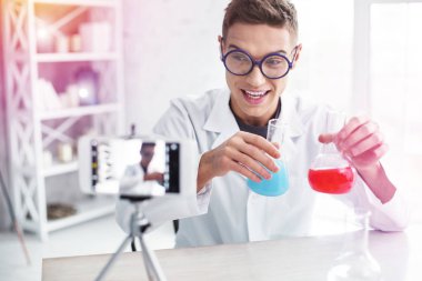 Öğrenci Kimya deneyi ile ilgili blog yaparken fotoğraf standı kullanarak