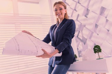 Coşkulu kadın alarak mimar ofis