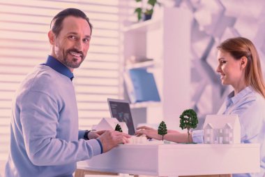 İddialı iki arkadaşları birlikte ofiste çalışan