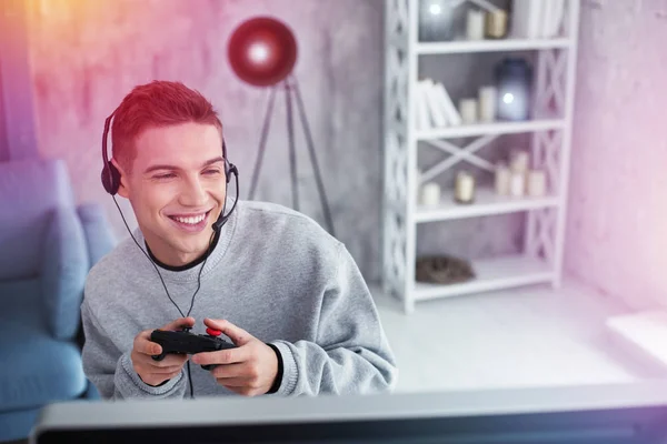 Guapo estudiante sensación alegre celebración joystick jugando videojuegos —  Fotos de Stock