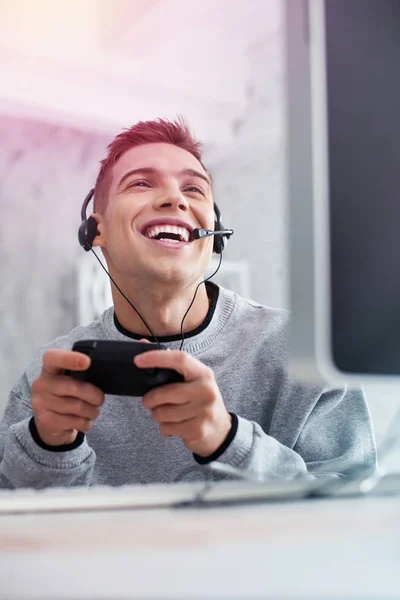 Bello studente emotivo ridere dopo aver vinto round nel videogioco — Foto Stock