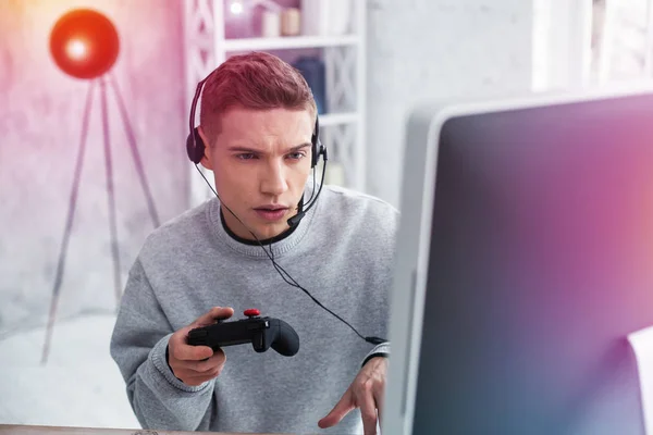 Adolescente moderno se sentindo incrível enquanto joga seu jogo de computador favorito — Fotografia de Stock