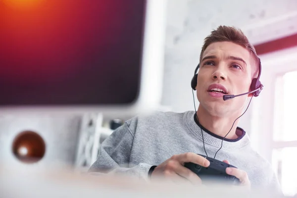 Bionda adolescente indossa camicia sportiva grigia giocare giochi per computer — Foto Stock