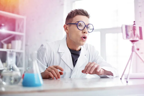 Känslomässiga stilig student känner förvånad efter att göra kemi experiment — Stockfoto
