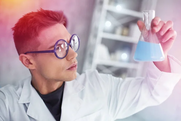 Chytrý student katedry chemie drží zkumavky s barevnými tekutinami — Stock fotografie