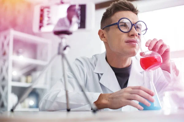 Studentka chemii zapachu probówki z kolorowych płynnych siedział w laboratorium — Zdjęcie stockowe
