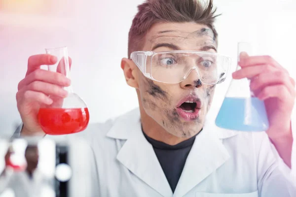 Zblízka modrooký fešák chemie studenta s ukoptěným obličejem — Stock fotografie