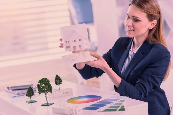 Schöne Architektin kombiniert Modelle im Büro — Stockfoto