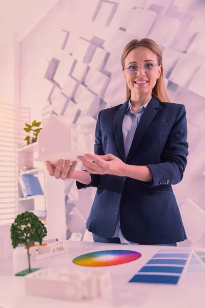 Jolly female architect preparing model at office — Stock Photo, Image