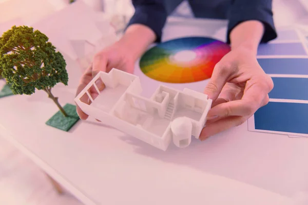 Glatte Frauenhände schaffen Plastikhaus-Modell — Stockfoto