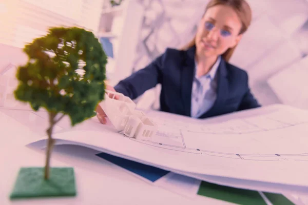 Angehende Architektin ändert Bauplan im Büro — Stockfoto