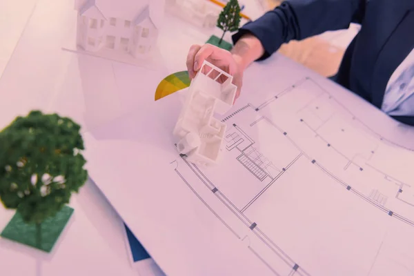 有吸引力的女性手展示塑料房子模型 — 图库照片