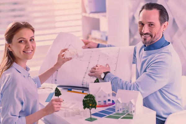 Freude bei zwei Kollegen, die Projekt im Büro abschließen — Stockfoto