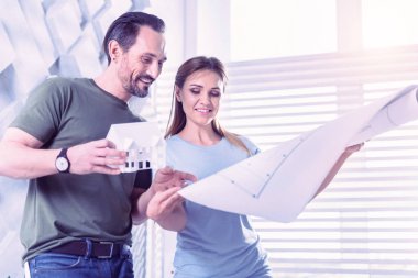 Kendine güvenen Mimarlar blueprint bakarken yeni proje tartışıyor