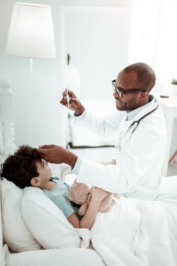 Onun termometre bakarak profesyonel tıbbi işçi