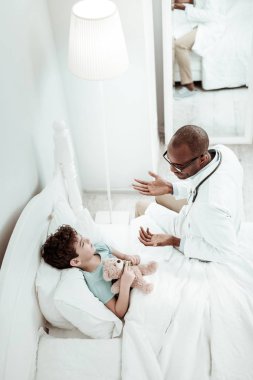 Esmer çocuk doktoru dinlerken memnun