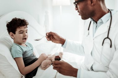 Profesyonel esmer Doktor Genç hastasını tedavi