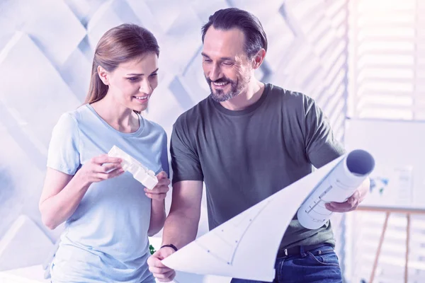 Amistosos arquitectos sonriendo mientras miran el nuevo plano — Foto de Stock