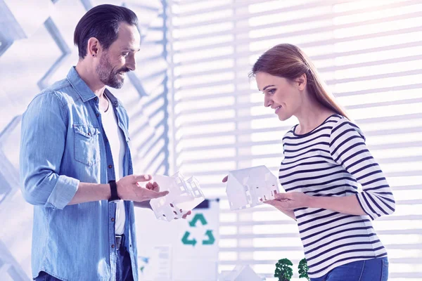 Lächelnde Frau im Gespräch mit dem Architekten und der Wahl eines Hauses — Stockfoto