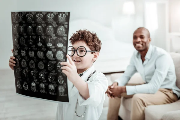 Joyful framtida utövaren undersöker en röntgen-bild — Stockfoto