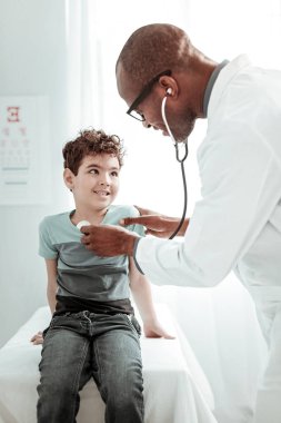 Koyu tenli uygulayıcı arayan Erkek kişi konsantre