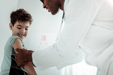 Cesur çocuk boğaz koluna bakarken