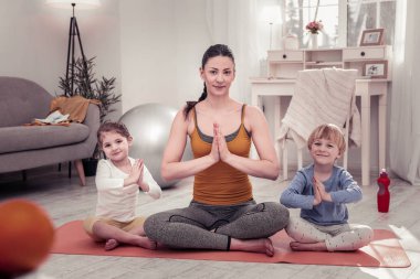 Kadın çocukları yoga prensipleri öğretme