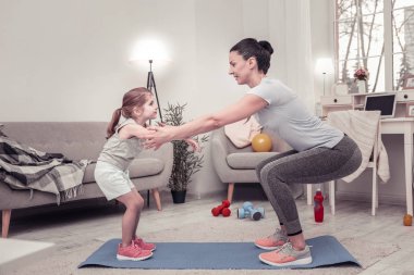 Anne kızı mekik yapmak için öğretim