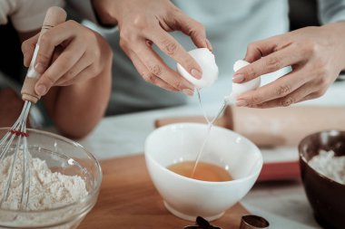 Hoş aile birlikte mutfakta yemek pişirme