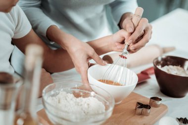 Yeni bir yemek pişirmek nasıl bir çocuk öğretim özenli anne