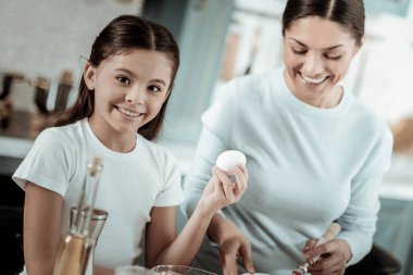 Sevimli tatlı kız bir gün annesi ile harcama