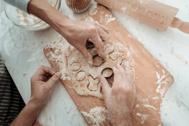 Küçük çocuk annene yemek için yardım