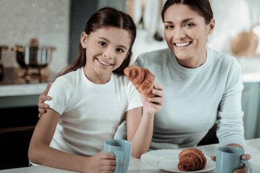 Güzel bir çocuk annesi ile mutfakta kahvaltı