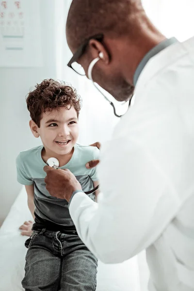 Niño atento comunicarse con su médico de familia — Foto de Stock