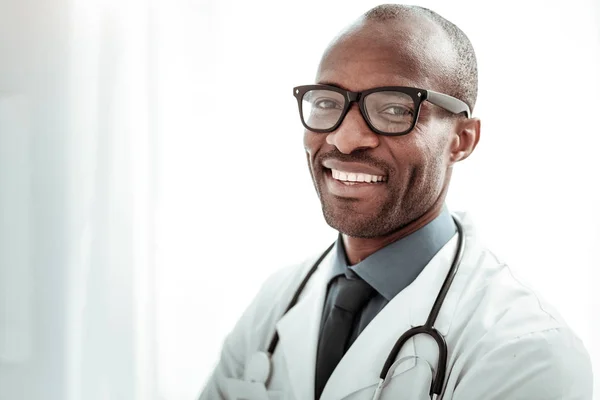 Positieve opgetogen mannelijke persoon poseren op camera — Stockfoto