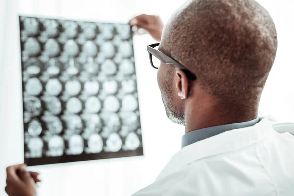 Крупный план профессионального врача, что глядя на рентген — стоковое фото