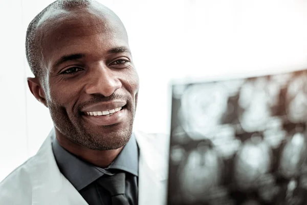 Primer plano de trabajador médico satisfecho que viendo roentgen — Foto de Stock