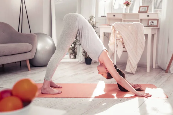 Neerwaartse Facing Dog Pose Vrouw Stond Neerwaartse Gerichte Hond Pose — Stockfoto