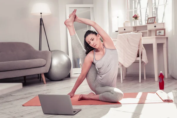 Bilgisayarla çalışırken Yoga pratik kadın — Stok fotoğraf