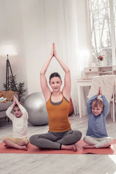 Γυναίκα και παιδιά που κάθονται στο pranayama θέτουν — Φωτογραφία Αρχείου