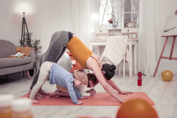 Mor och barn gör yogaövningar varje morgon tillsammans — Stockfoto