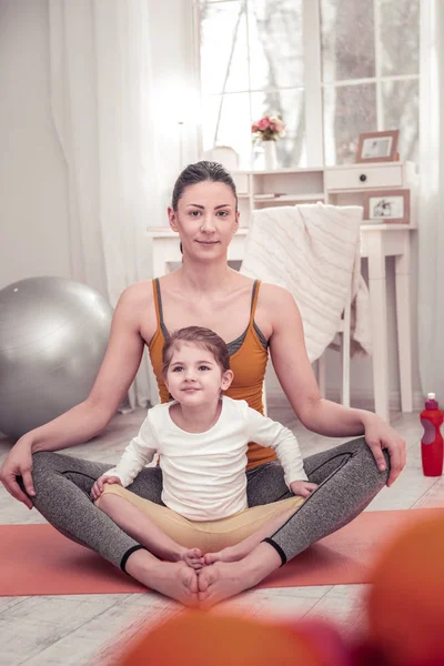 Madre facendo esercizi di stretching insieme a suo figlio — Foto Stock