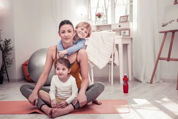 Mãe e filhos fazendo exercícios matinais juntos — Fotografia de Stock