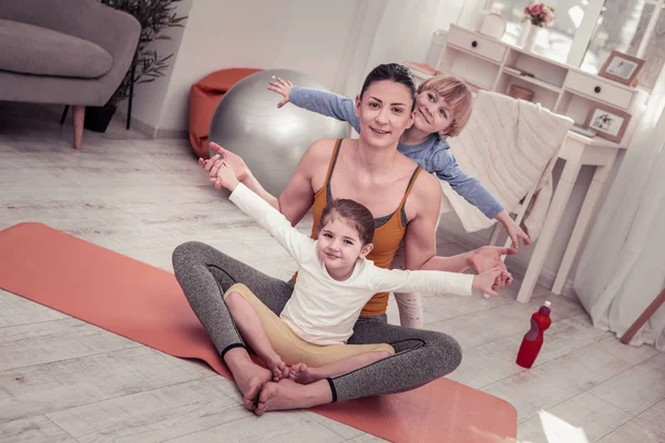 Família Desportiva Família Alegre Fazendo Exercícios Juntos Casa — Fotografia de Stock