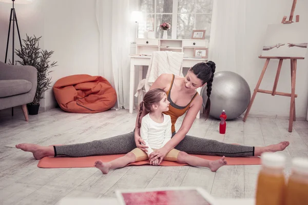 Madre sirviendo como entrenadora para su hija — Foto de Stock