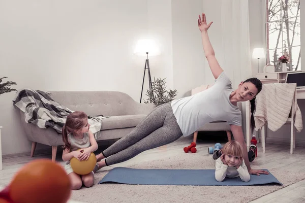 Mamma gör side plank med hennes barn — Stockfoto