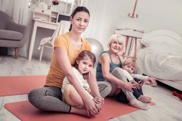 Practicar Yoga Casa Mujeres Haciendo Entrenamiento Yoga Para Niños Casa — Foto de Stock