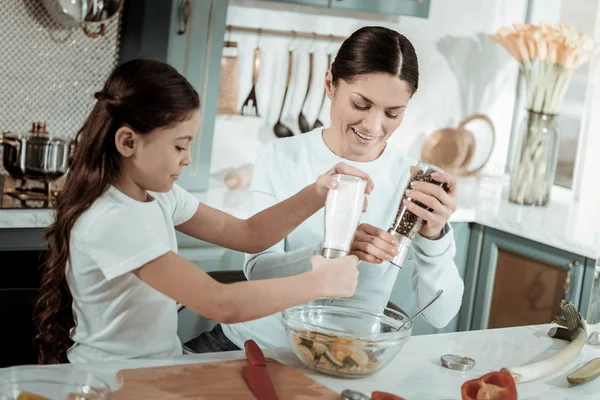 Glada mor och dotter matlagning i köket — Stockfoto